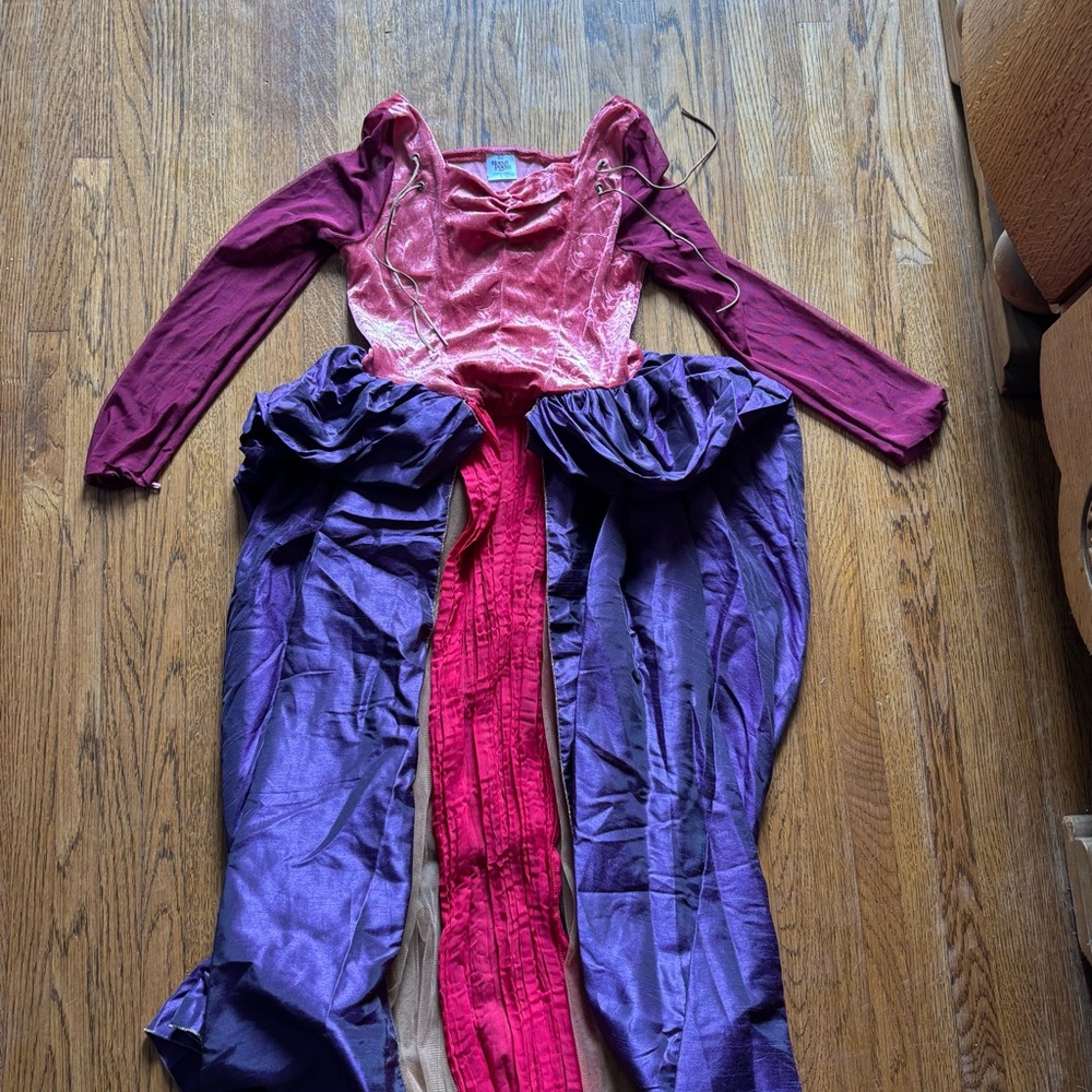 Girls Sarah Sanderson Costume from Hocus Pocus - Picture 2 of 8